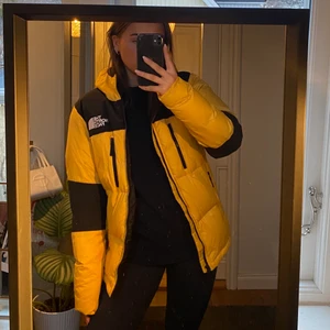 Jacka - The North Face jacka, herrstorlek S. Jag är 170 och har S-M i jackor! Lite små fläckar därav priset