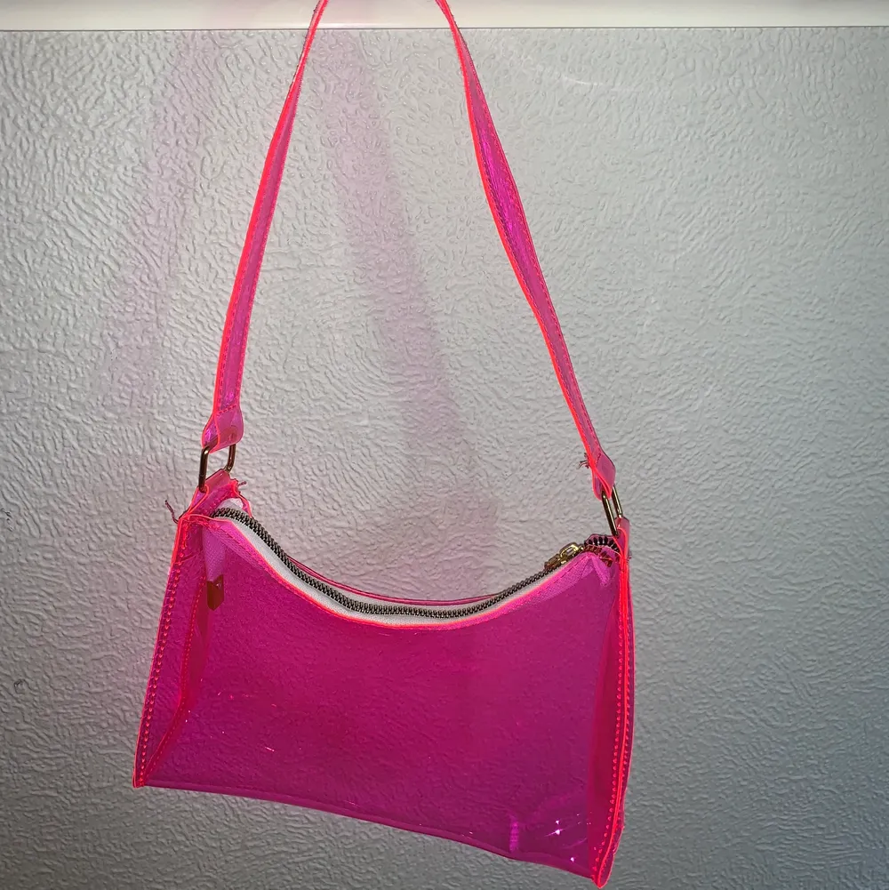 Jättegullig rosa väska som är perfekt att ha med sig om det regnar eller om man ska gå och bada. Säljer för 50kr, frakt ingår😊✨. Accessoarer.