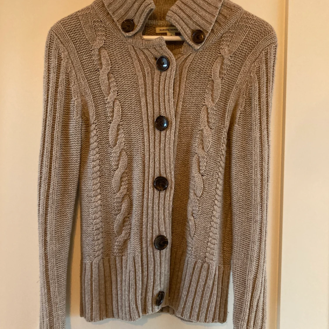 Beige kofta med härliga knappar