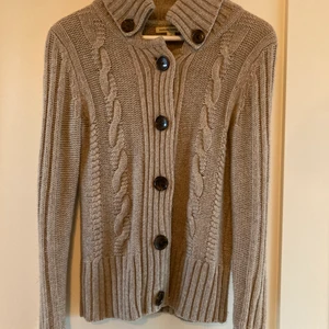 Beige kofta med härliga knappar - Kofta i skön stickning från Banana Republic (S) 