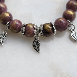 Pärlarmband äkta ädelstenar Snyggt - Handgjort armband av äkta Jade.  Se mina smycken på instagram sannas_hantverk  Fler smycken finns under mina auktioner.  Armbandet är lite ljusare rosa i verkligheten och är helt underbara.