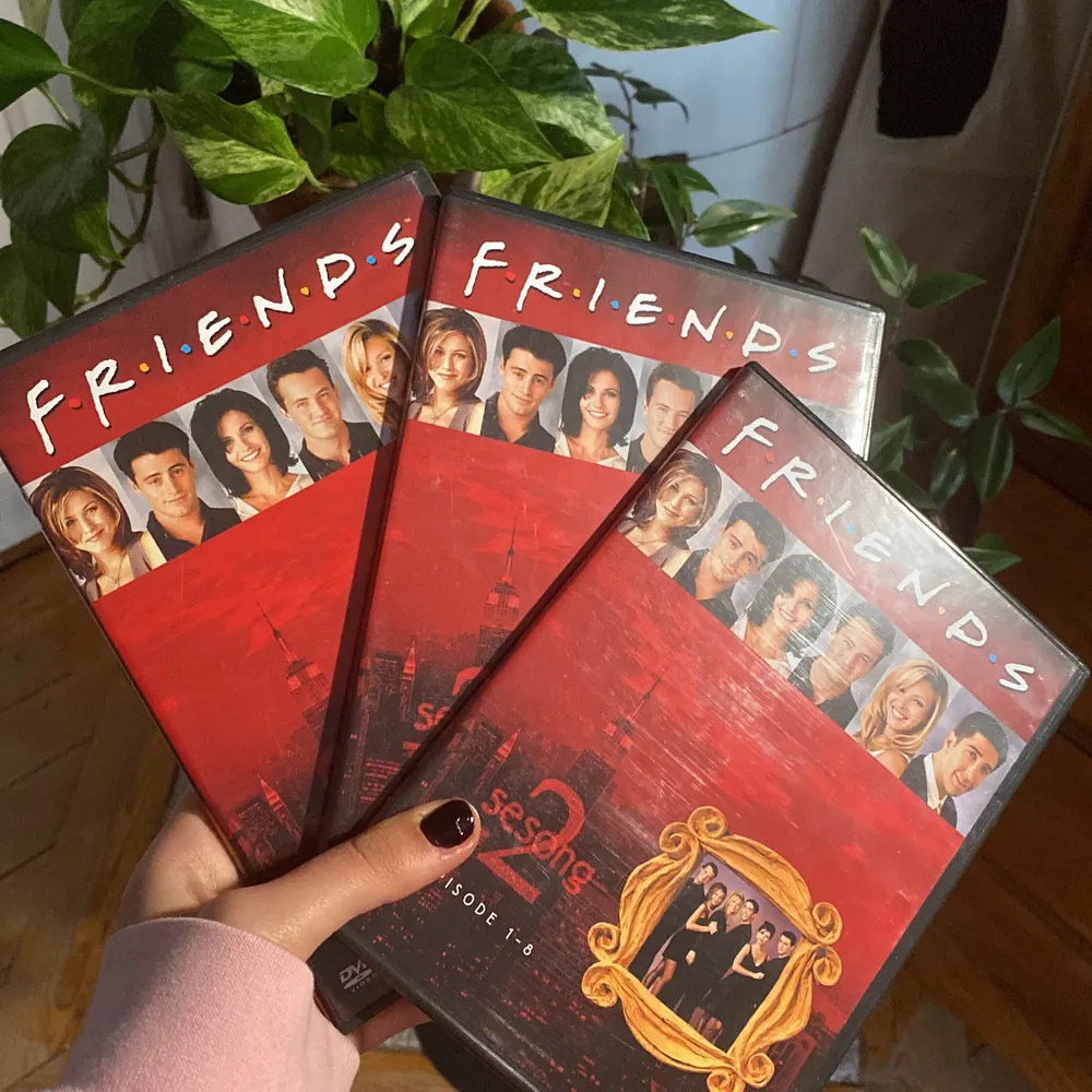Friends säsong 2 på tre st DVD-skivor! Finns ju inte längre på Netflix, så om du inte har HBO kan du köpa denhär!! (skriv om du undrar något) . Accessoarer.
