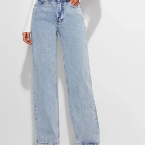 Raka jeans - De perfekta raka ljusa jeansen, är långa i benen! Köparen står för frakten<3☁️