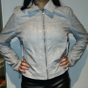 Kort grå jacka - Grå jacka. Användbar på våren och sommaren. Mycket bekväm 