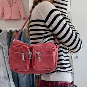 Väska  - Säljer min fina sommar väska från Noella som får plats med ALLT😍 Använd en gång, är som ny. Köpte den i somras för 700 kr. Färgen är samma som IRL❤️🤩 Vänskan har ett lång och kort axelband🥰 På bilden är den fylld med saker för att visa hur den ser ut full😁❤️‍🔥 Hör av för frågor eller bilder 