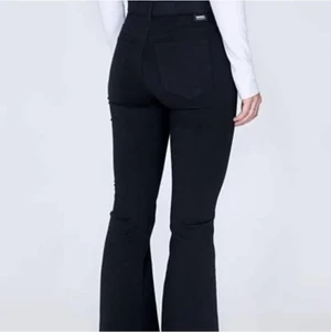 dr denim jeans  - säljer ett par jättefina utsvängda jeans från dr denim, då jag har många liknande. inga fel och sparsamt använda 