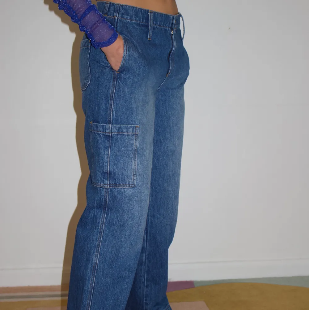 Jättefina jeans som går att justera i midjan där bak då de har som ett insytt ”skärp”🌷. Jeans & Byxor.