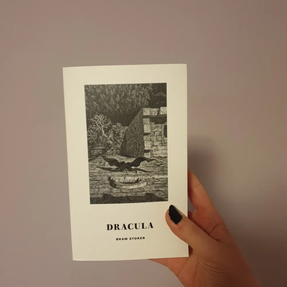 Hej! Säljer Bram Strokers Dracula då jag behöver plats i bokhyllan och denna förtjänar ett nytt hem😊🏠 Priset går att diskuteras💕 Frakten ingår i priset 🥰. Övrigt.