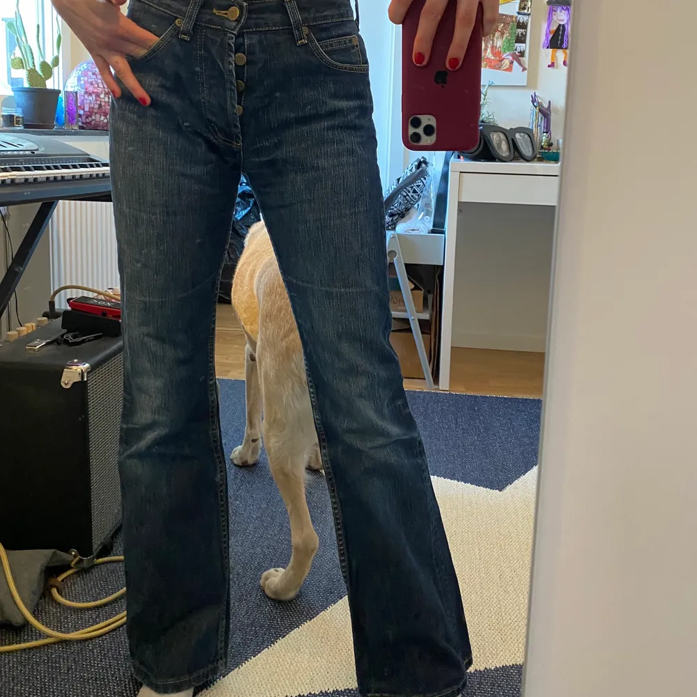 Säljer mina assnygga Lee jeans som tyvärr blivit för små😭 Jag har normalt 26/31 och byxorna är bra längd men för små i midjan, så skulle säga att de är 25/31. Superbra skick!!🥰🥰 De är utsvängda lite casually vid fötterna! Mid waist.❤️❤️ Fråga bara om ni undrar något💕💞. Jeans & Byxor.
