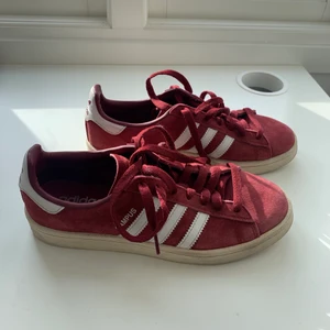 Adidas sneakers - Säljer dessa skitsnygga Adidas sneakers i modellen campus! Änvända men i bra skick:) strl 38😊 pris kan diskuteras😌