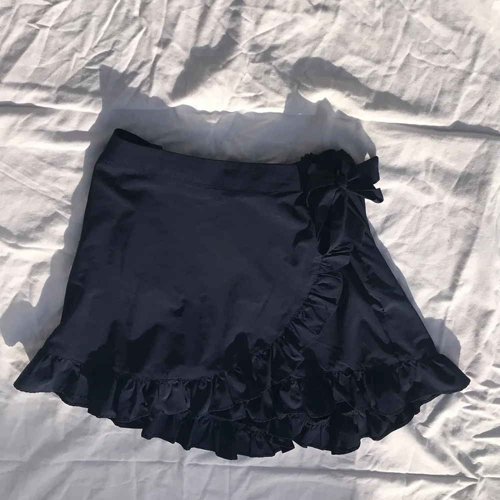 En kjol/ shorts det är en blandning av shorts och kjol på baksidan ser det ut som shorts och framsidan en kjol färg: mörk blå storlek L men skulle säga S XS . Kjolar.