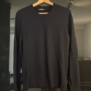J.Lindeberg Slim-fit merinoullströja i S - Mörkblå merinoullströja i slim-fit storlek S. Bra skick 