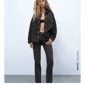Zara jeans - Jag säljer dessa jättefina jeans från zara som är slutsålda. Det är helt oanvända med prislappen kvar😊🌸 om fler är intresserade så blir det budgivning😊