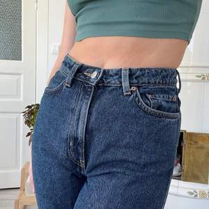 Mörkblå jeans i modellen ”rowe” från weekday. Supersnygg rak fit. Inga tecken på användning. Visas på mig som är 174 cm lång 🌼