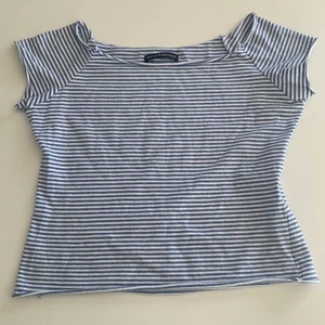 Brandy melville t-shirt - Skön off the shoulder t-shirt från brandy melville! One size och passar mig som är storlek XS-S! 