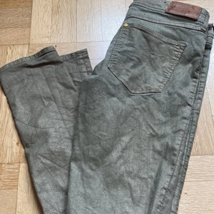 Jeans - Svårt att säga vilken färg men rätt udda