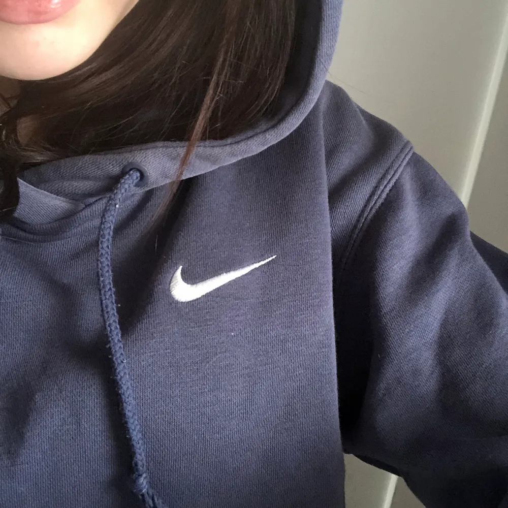 Säljer min kära blå/lila Nike hoodie i fint skick! Står som storlek S men är mer som en strlk M. Andra bilden är på mig som brukar ha S💓. Hoodies.
