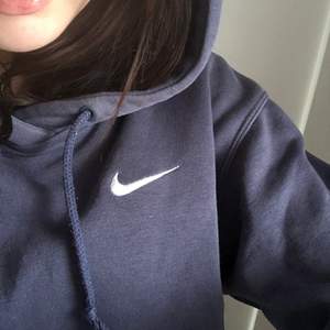 Säljer min kära blå/lila Nike hoodie i fint skick! Står som storlek S men är mer som en strlk M. Andra bilden är på mig som brukar ha S💓