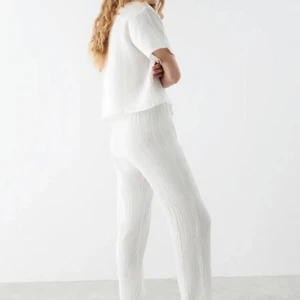 Vita byxor  - Sköna byxor perfekt till sommarn, små i storleken och dem är nya💕💕köpare står för frakt.                                 Högst bud får dem!!