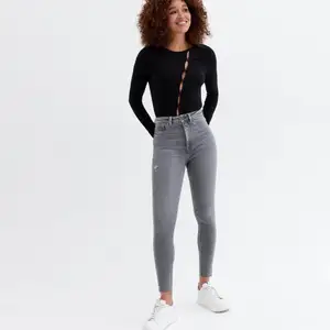 Grå High waist skinny jeans från new look. Original pris 413 kr. Storlek 34, mycket stretch. Använd några gånger, jeansen ser bättre ut i verklighet. Ingen retur 