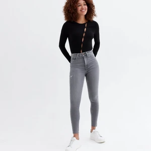 High waist skinny jeans  - Grå High waist skinny jeans från new look. Original pris 413 kr. Storlek 34, mycket stretch. Använd några gånger, jeansen ser bättre ut i verklighet. Ingen retur 