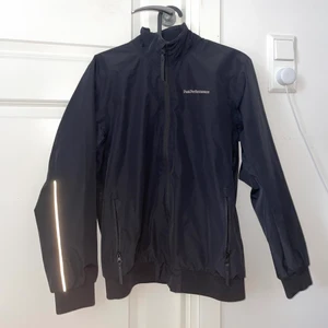 Peak Performance jacket - Allt funkar som den ska, ny skick, passar bra för barn som är 160-163.