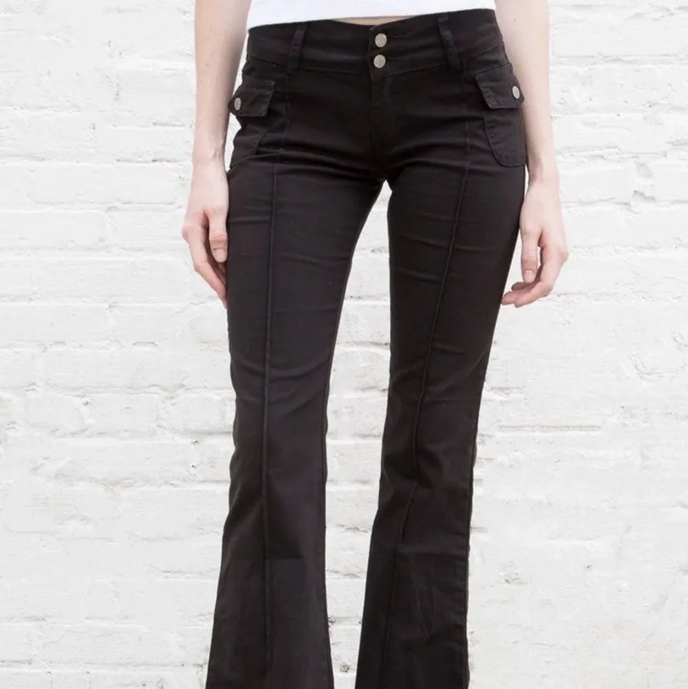 ”agatha pants” från brandy melville! avklippta nertill så dom passar nog någon mellan 160cm-165cm i längd! 💕. Jeans & Byxor.