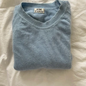 Acne tröja  - Fin blå tröja från acne i storlek s, lite nopprig men hår säkert att ta bort❤️❤️ 