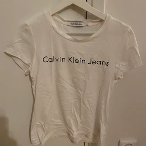  Calvin Klein tröja - Har används ett fåtal gånger och är nästan som ny💞