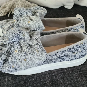 Sneakers - Fina sneakers med rosett, fint skick.