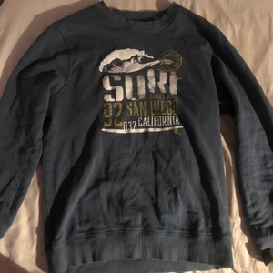 Blå tröja - Tun blå tröja i storlek M