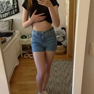 Shorts - Vanliga jeans shorts som jag dock klippt själv för några är sen. Rymliga i midjan.