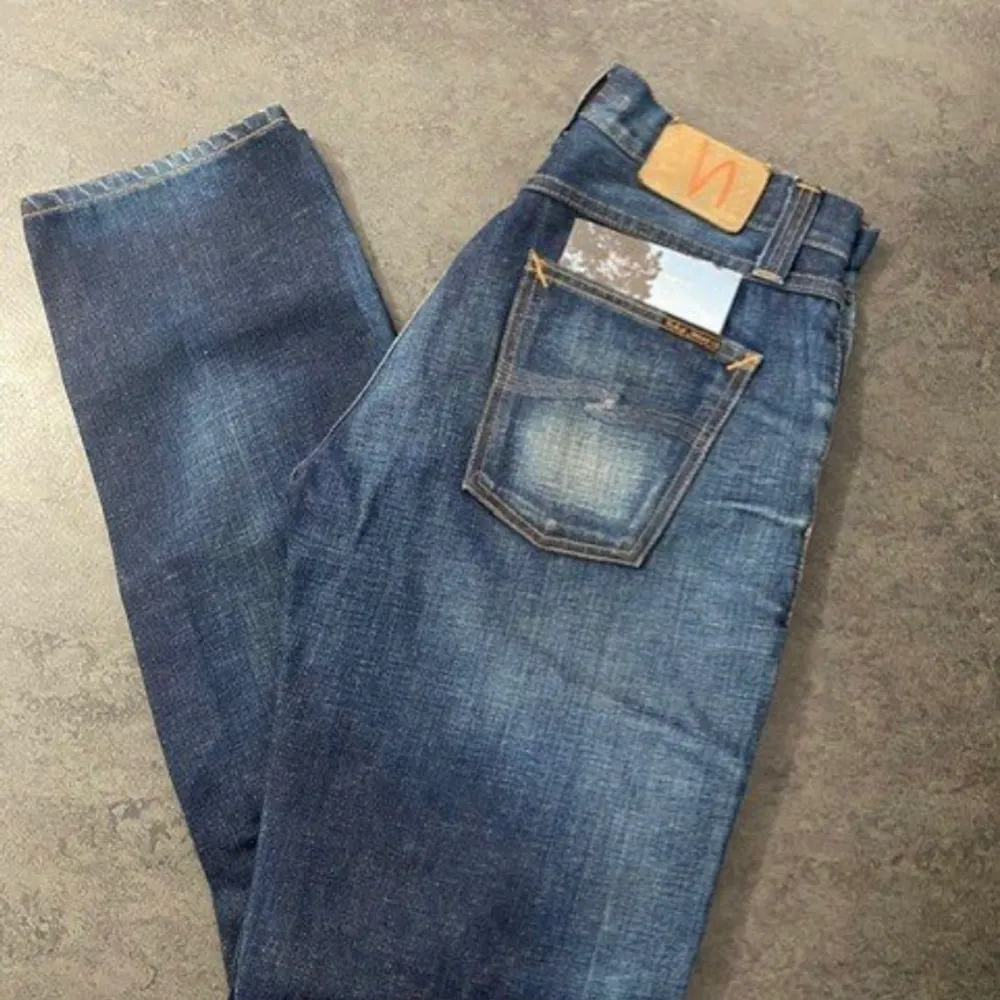 Helt ny Nudie jeans Slim Jim Wet coated denim  Modell: Big Bengt   Tvätt/Färg: Flat indigo Embo  Made in Italy  Stl: W30-L34  Midja mått 40 cm x2  Längd: 112 cm  100 % bumoll. Jeans & Byxor.
