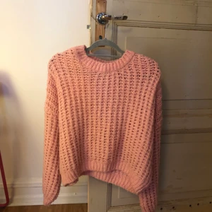 Mysig stickad tröja  - Mysig rosa stickad tröja, lite nopprig 