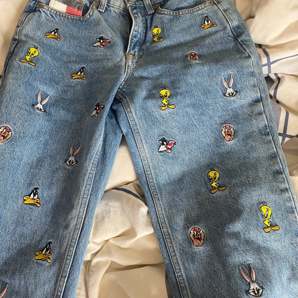 Så coola jeans från Tommy Jeans. Köpta för ca 1800kr på boozt för ungefär 2 år sedan men knappt använda så de är i mycket bra skick. Säljer då de inte har kommit till användning på ett tag. Dm om intresse, frågor eller fler bilder❤️Har fler plagg till salu i min profil🥰. Jeans & Byxor.