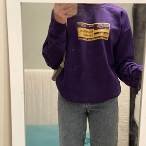 Lila sweatshirt  - En Lila sweatshirt från ASOS från märket Mennace som har knappt använts och är i jättebra skick 💜