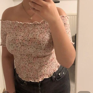 Offshoulder topp i strl S - Superfin sommartopp, inte använd mycket alls