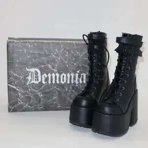 Ett sjukt ”bad-ass” par (plattform) boots från Demonia som är helt nya 