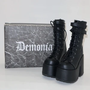 Sjuka plattform boots 🥾🥾🥾 - Ett sjukt ”bad-ass” par (plattform) boots från Demonia som är helt nya 