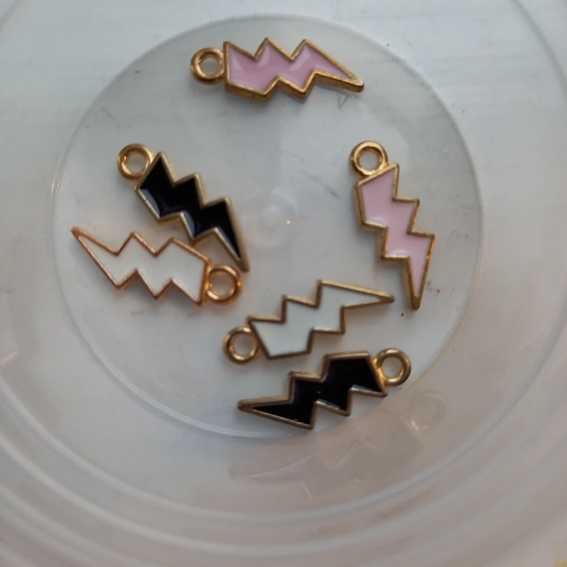 Guldiga blixt berlocker