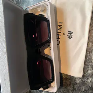 Kollar intresse på dessa Chimi x HM solglasögonen som är limited edition så de går inte att köpa längre. Knappt använda så de är som nya💗 