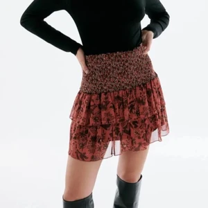 Röd zara kjol - Söker denna kjol från zara i storlek S eller M❤️