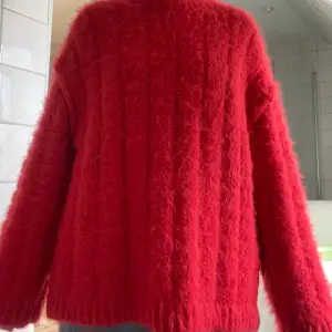 Röd jättefin stickad tröja från HM. Använd ett antal gånger men i bra skick. Köpt för 400kr. Hör av dig vid frågor.