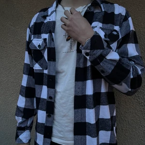 Dickis skjorta  - Säljer denna dickis skjorta på grund av att den är min stil längre. Det är en tjockare skjorta som jag använde som en tunnare jacka. Skjortan är ca 1 år gammal och sparsamt använd💗 nypris är 500 kronor. 