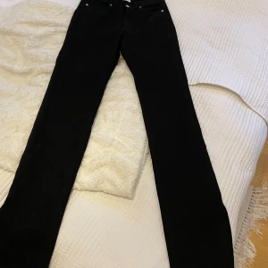 Zara jeans - Säljer mina zara jeans då dem är för små. Ändast använda en gång och är i helt nyskick! Storlek 38⚡️⚡️⚡️