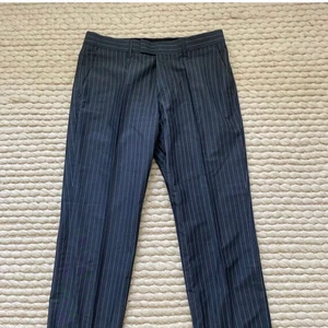 Randiga kostymbyxor  - Kritstrecksrandig kostymbyxor som är köpta här på plick, tyvärr lite för stora på mig. Passar någon mellan M-L och är länga i benen!kan skicka fler bilder privat💕🥰(lånad bild)