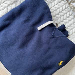 Polo Ralph Lauren mörk blå hoodie i storlek M. Helt ny, bara provat på en gång !!!   Nypris mellan 900-1200kr  Köparen står för frakt  #Polo #Poloralphlauren #ralphlauren #hoodie #tröja #polotröja