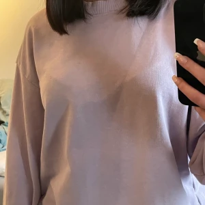 Jätte fin sweatshirt i ljuslila  - Köpt för ungefär 1 år sedan, kommer tyvärr inte till användning längre men jätte fin och väldigt bra skick 