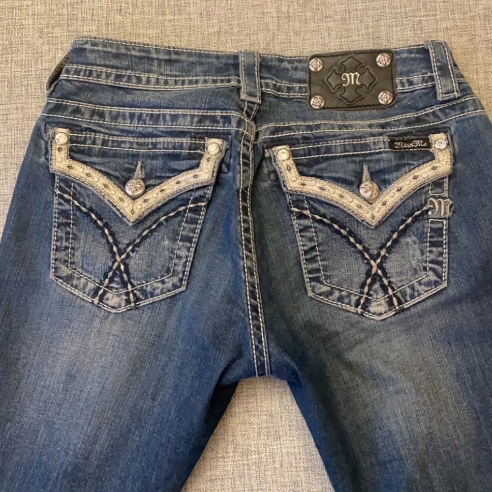Miss me jeans i bootcut som köptes på plick men tyvärr inte kommit till användning, storlek 29 men sitter som 28. Jättebra skick!! . Jeans & Byxor.