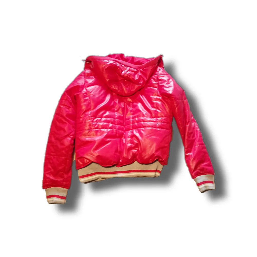 En rosa jacka med luva! Den är ganska kort:) varm och mysig🌹. Jackor.
